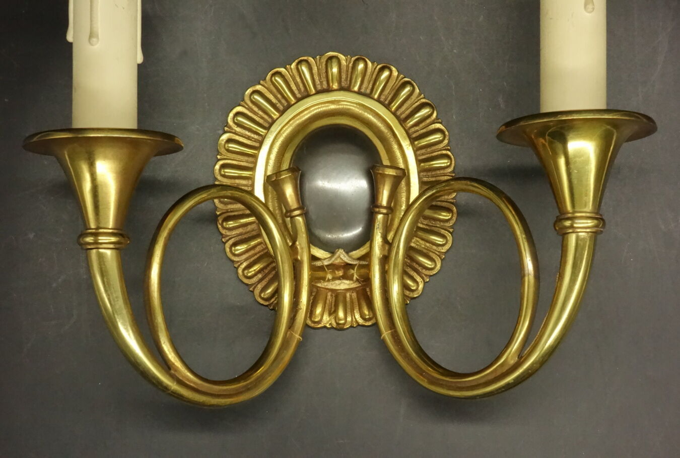 Pair of appliques to hunting horns