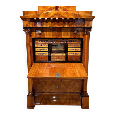 Secrétaire Biedermeier en cerisier et érable avec incrustations et laiton, sud de l'Allemagne, années 1830.