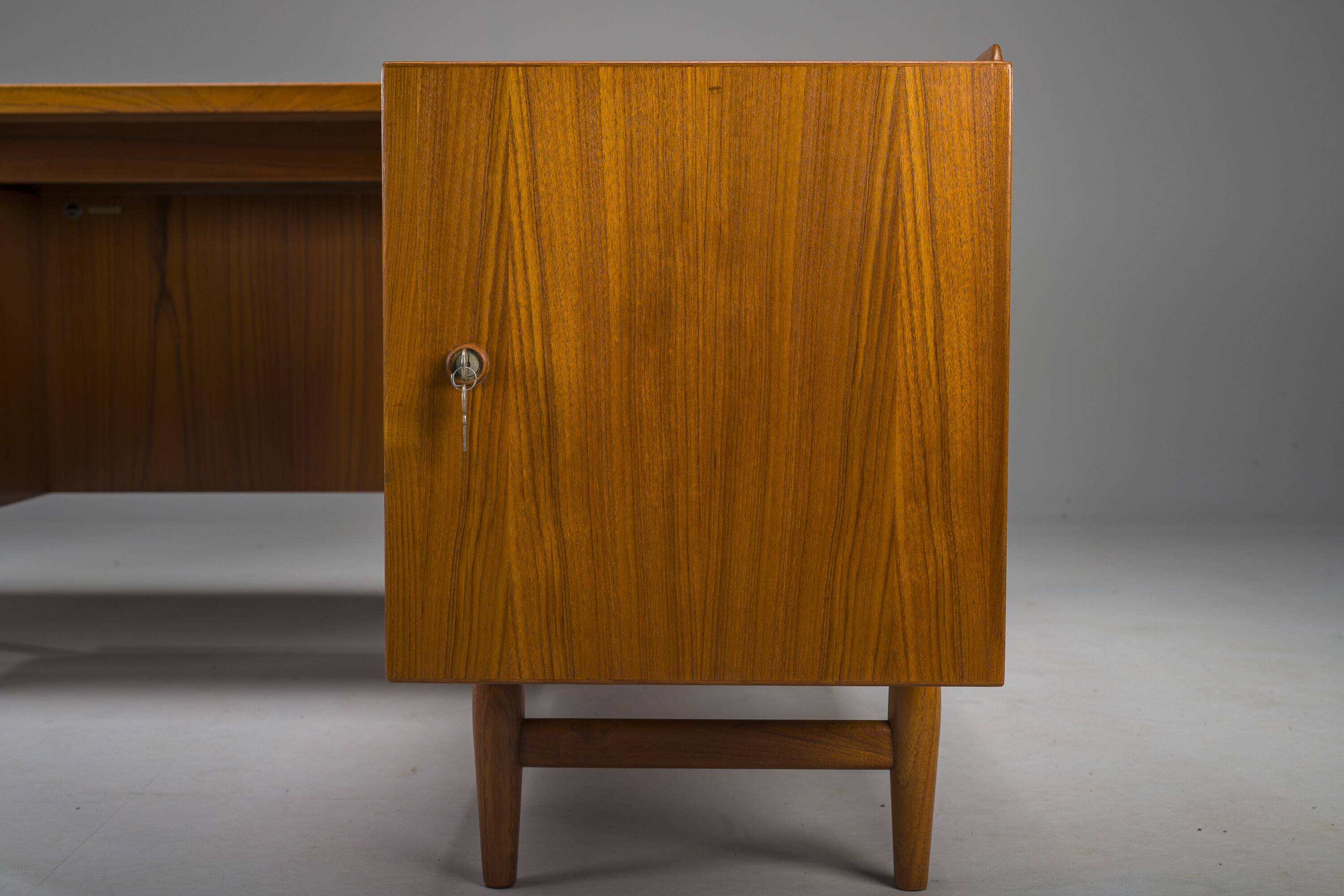 Executive Desk Model 209 in Teak by Arne Vodder for Sibast, 1955