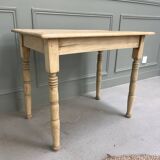 Table aux pieds tournés