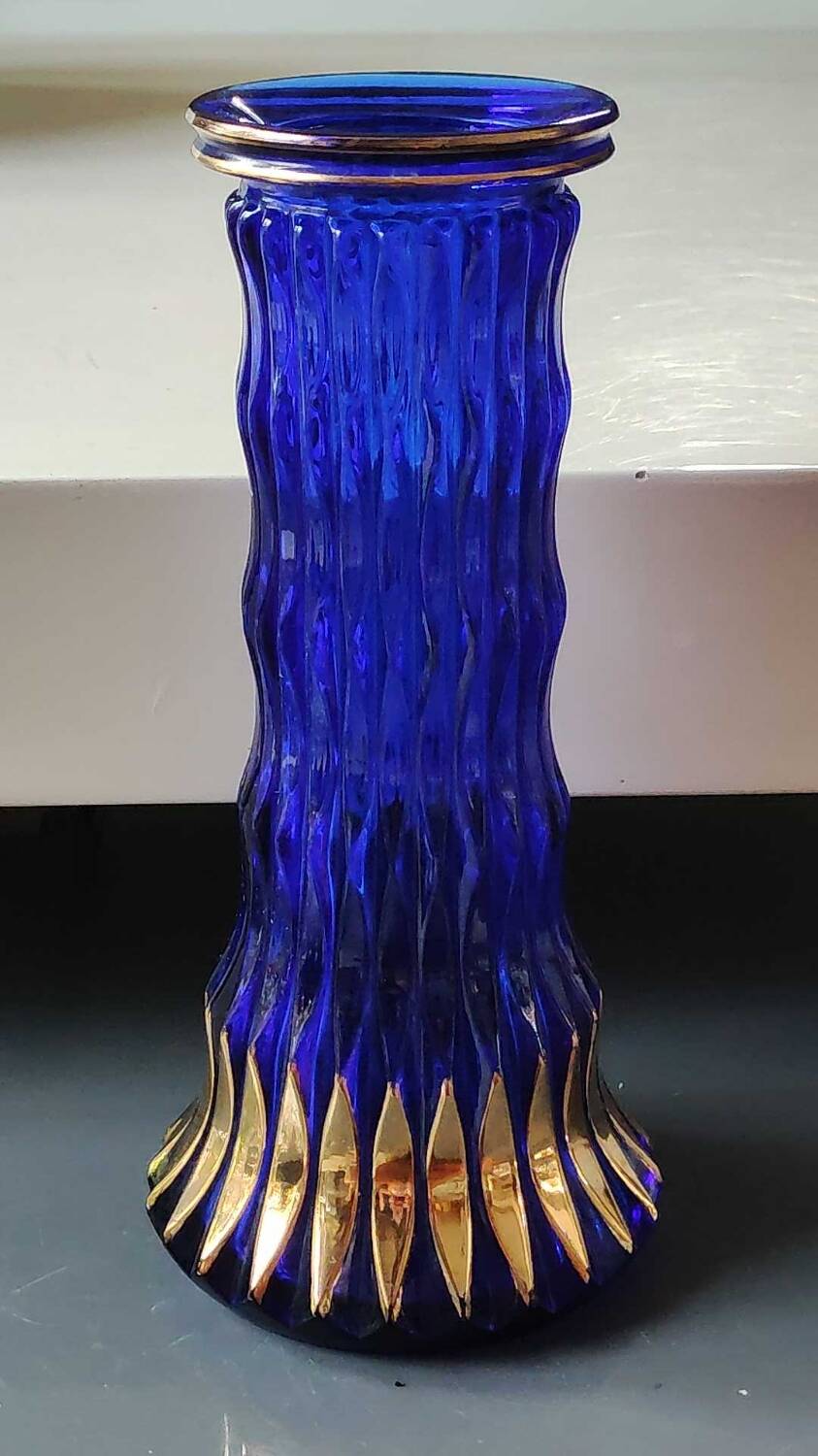 Walther Glas Design Vase, Graphic shape with golden flamed tips. Blown art glass, cobalt blue. Height 25 cm