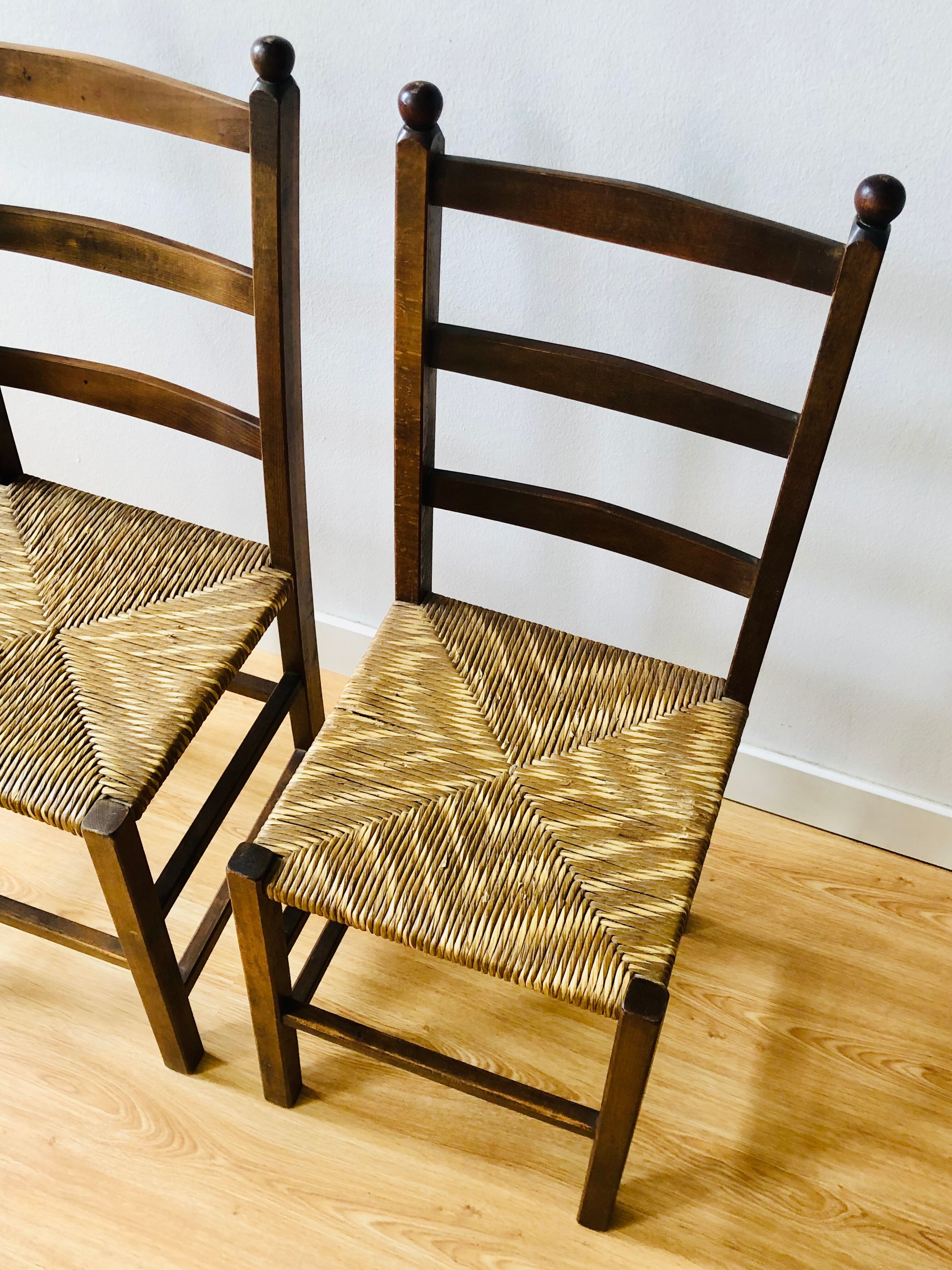 Paire de chaises rustiques en bois et assises paillées