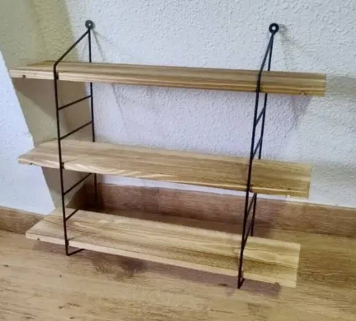 Pretty String shelf in very good condition.