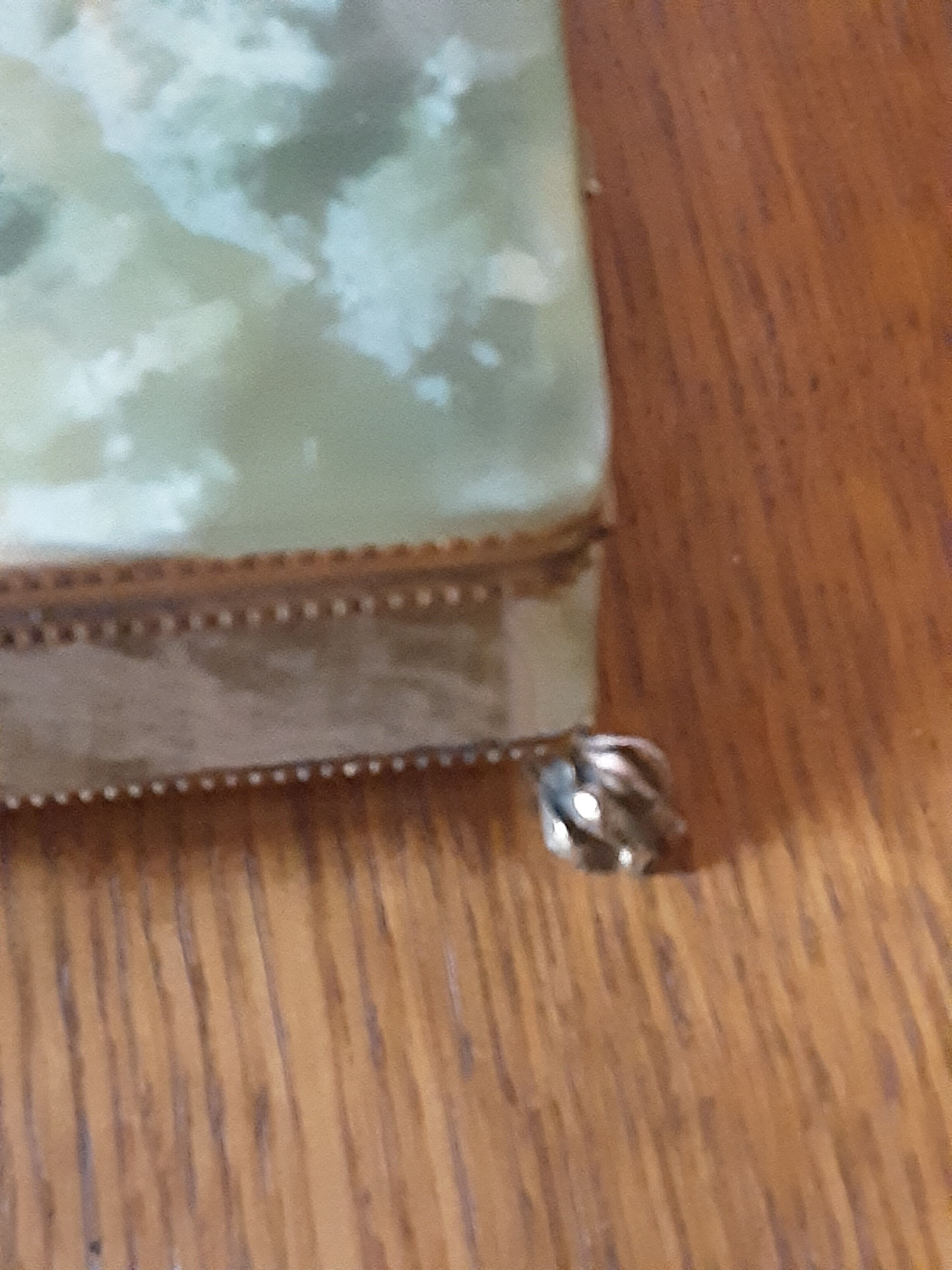 Alabaster Jewelry Box of superb alliance of green and ocher hues