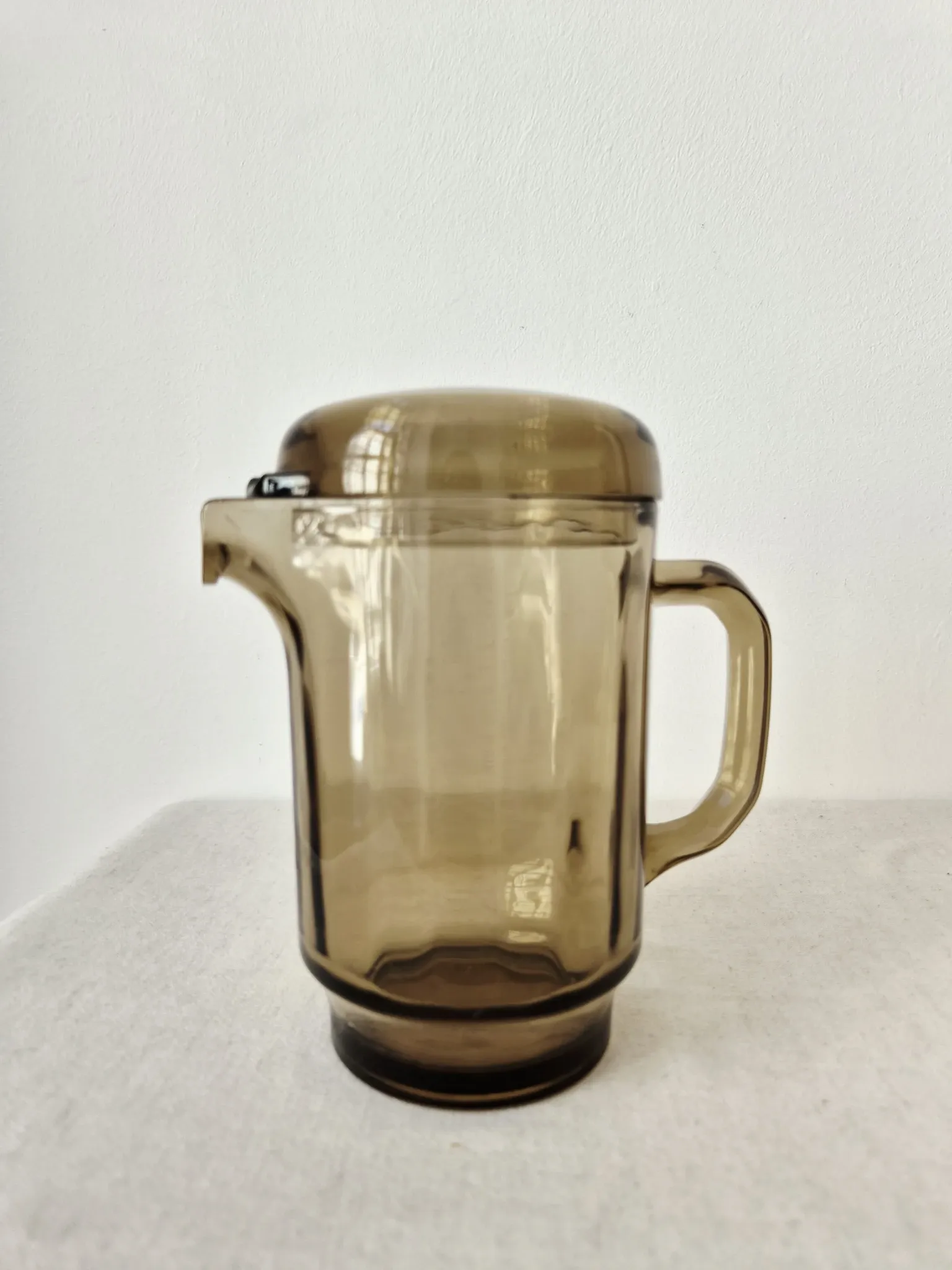 Vintage carafe with smoked glass lid '70s/'80s - Arcoroc France