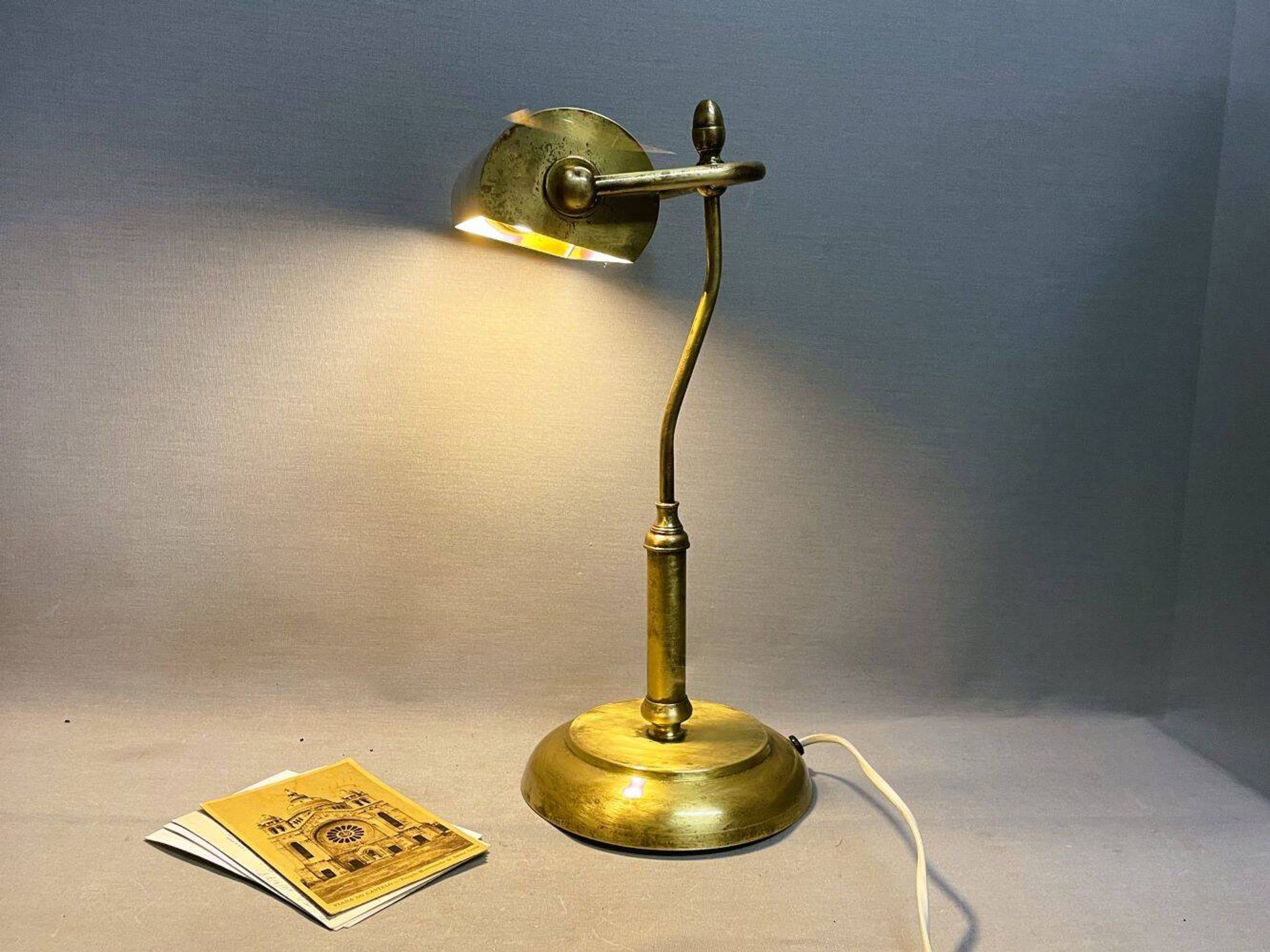 Lampe de table de bureau de banquier portugais en laiton 1940