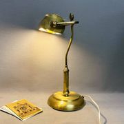 Lampe de table de bureau de banquier portugais en laiton 1940