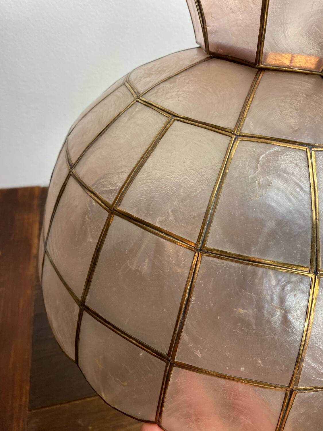 Suspension en nacre et laiton, années 70