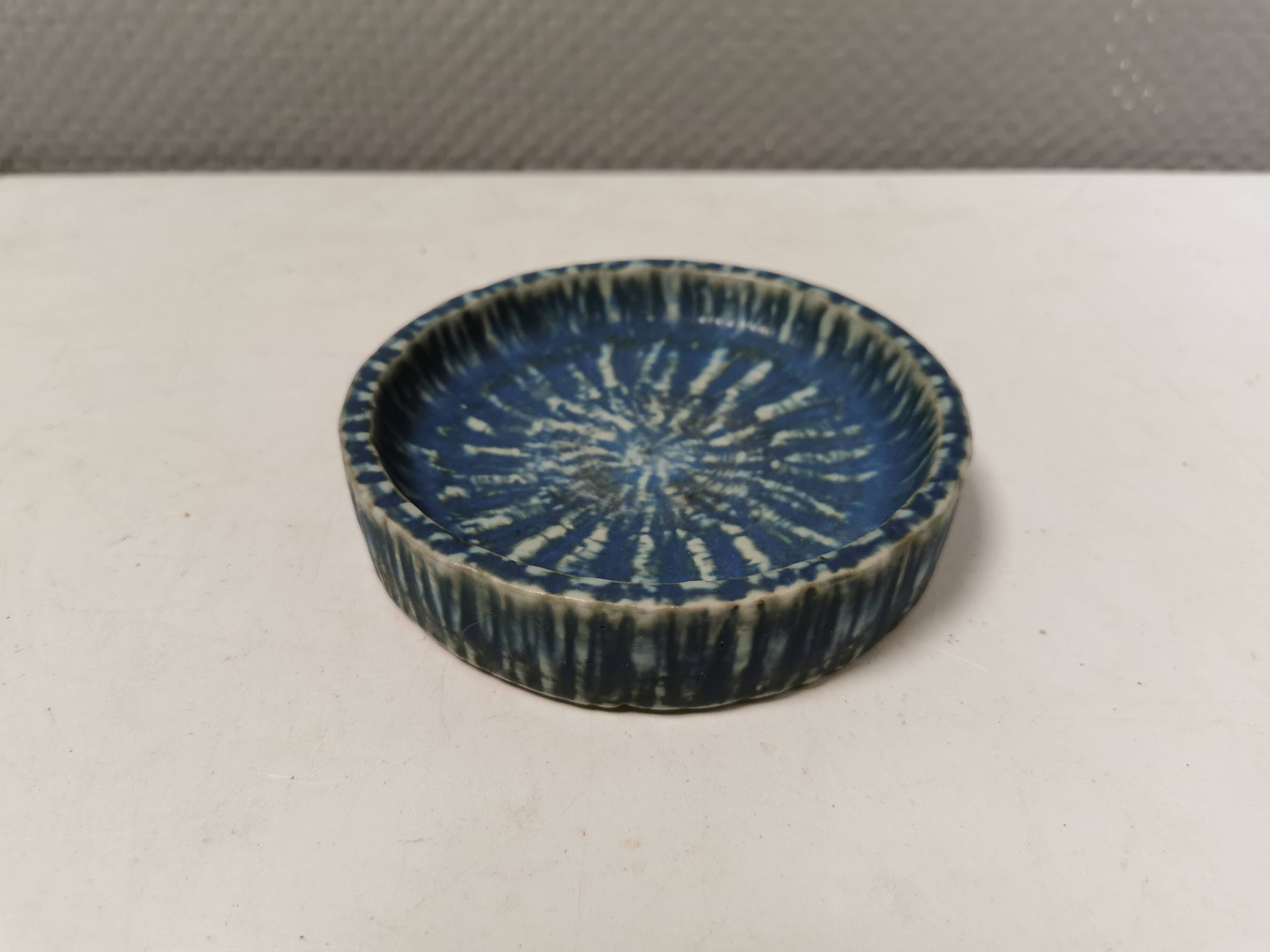 Ashtray in blue hares fur glaze from Rörstrand Sweden, by Gunnar Nylund