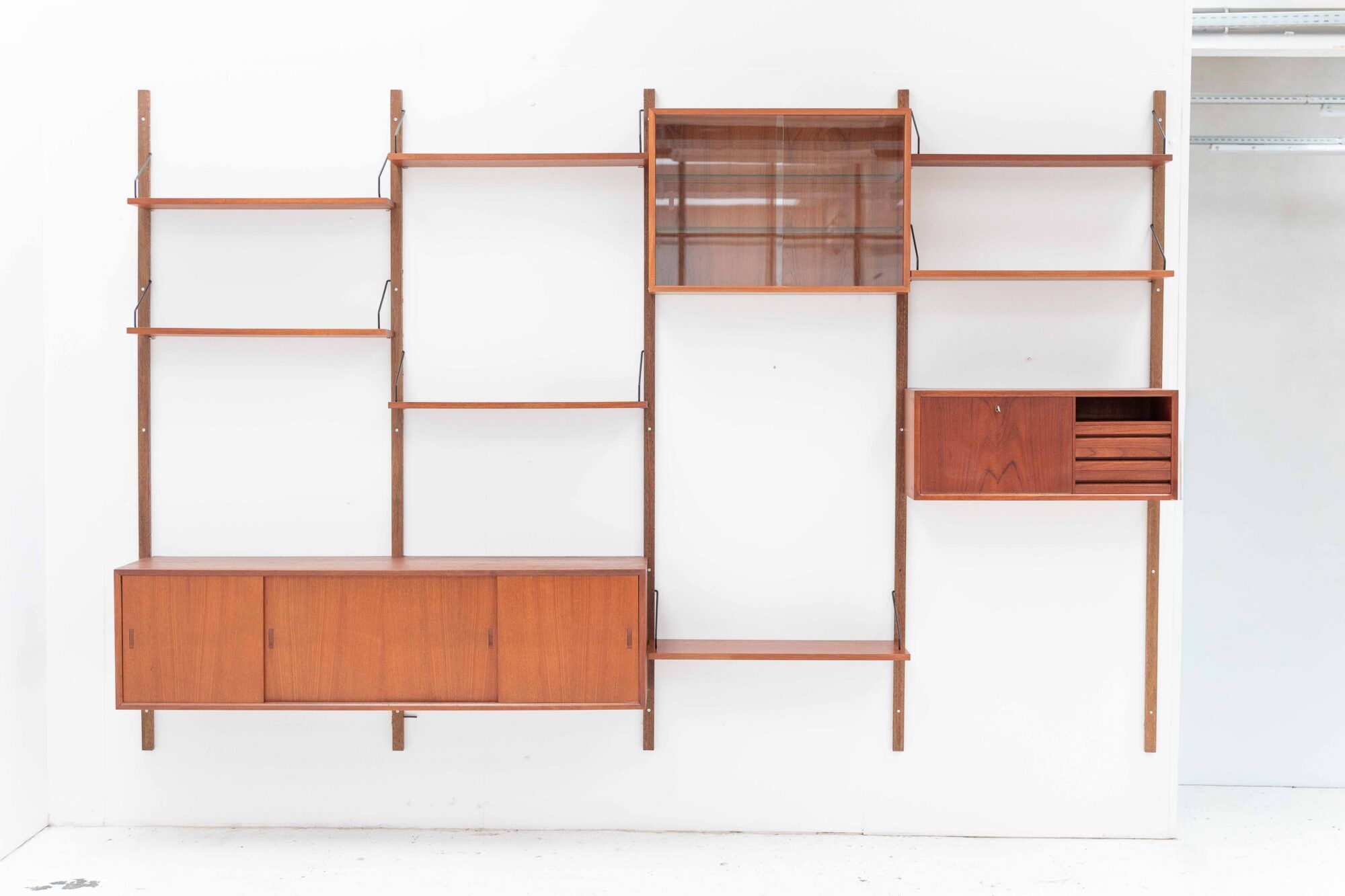 Wall unit with 4 modules by P. Cadovius
