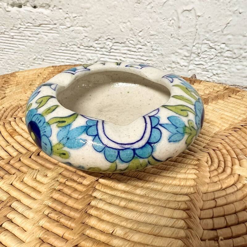 Cendrier en céramique fleurs bleues