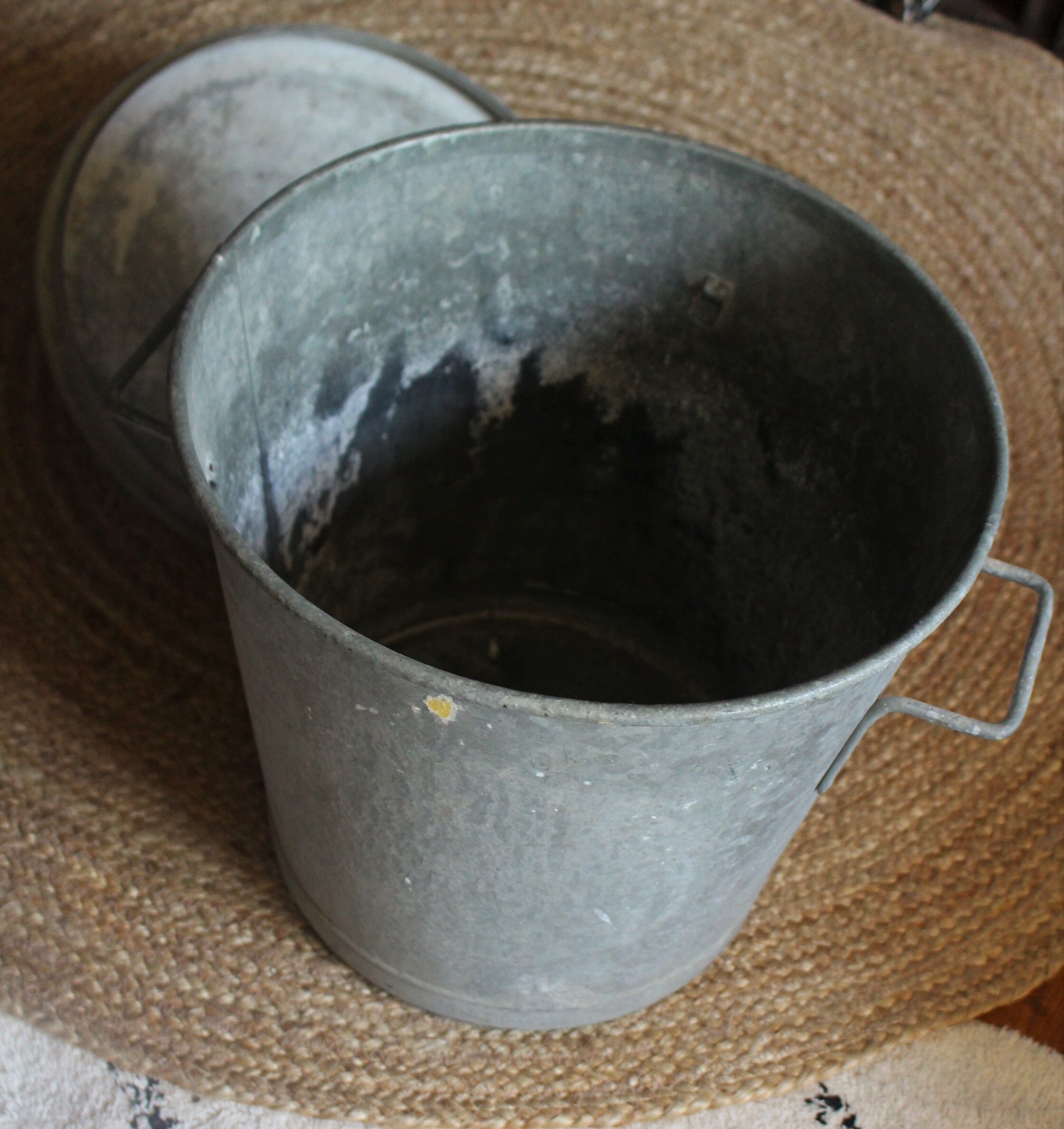 Basin high lid two garden handles