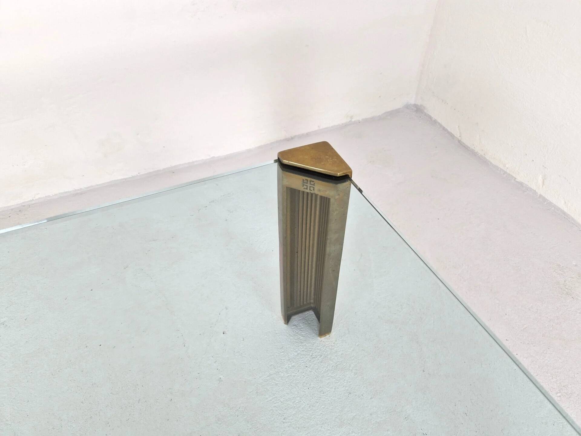 Table basse 'T14' de Peter Ghyczy