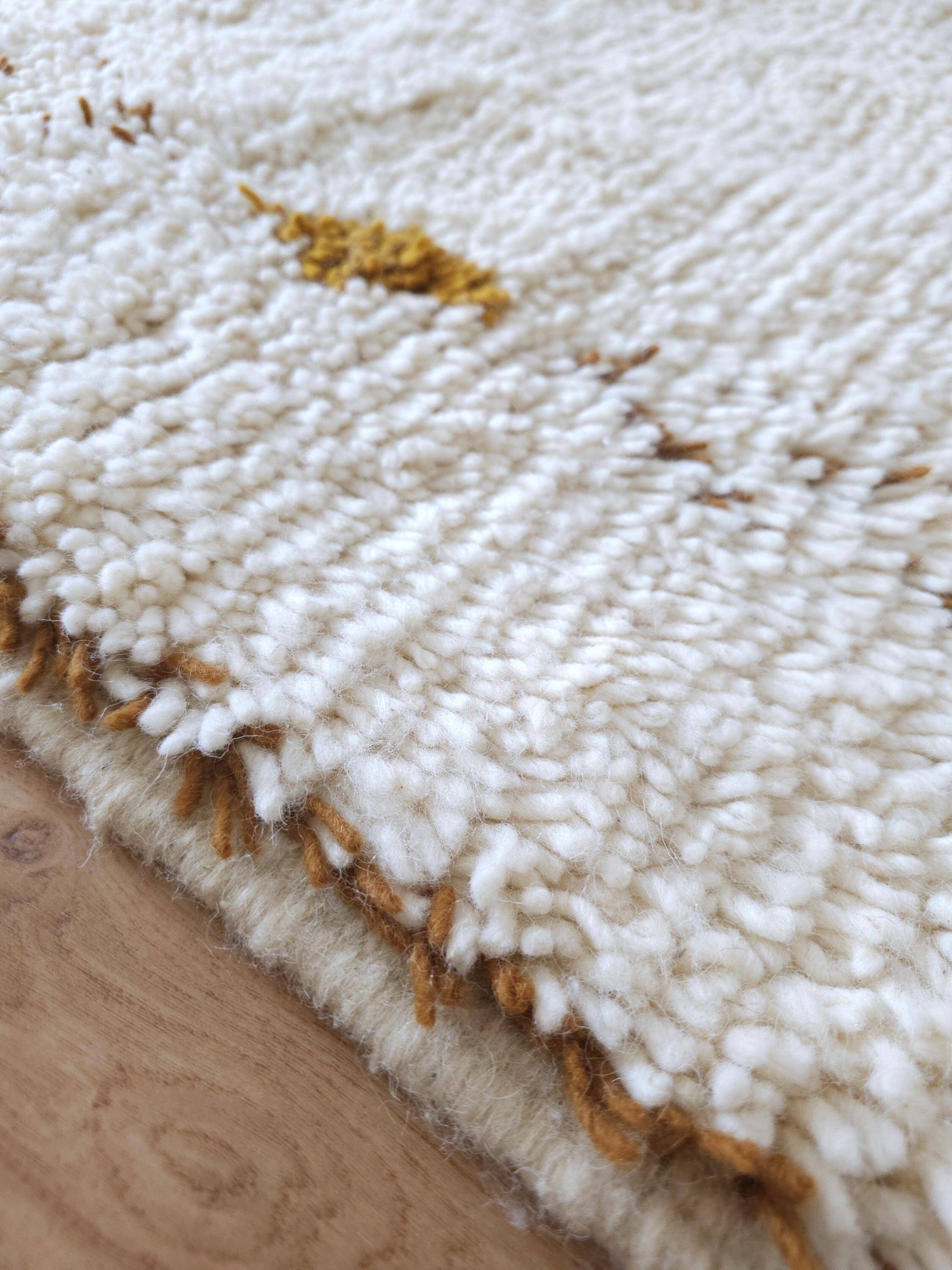 Large Moroccan rug made of natural wool, dimensions 250x150 cm, handmade.