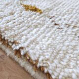 Large Moroccan rug made of natural wool, dimensions 250x150 cm, handmade.