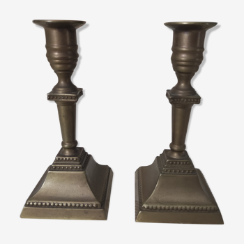 Set of 2 candle holders in matt patinated brass square foot frieze ball