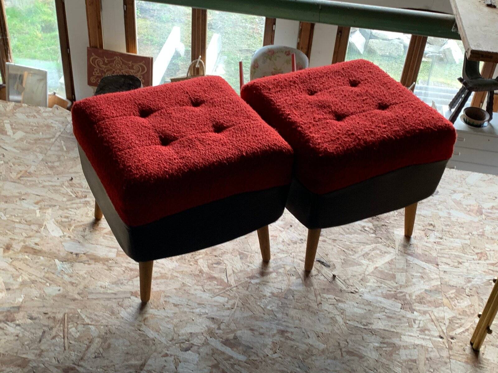 Set of 2 mid-century stools in red and black fabric and faux leather, with light wood legs.