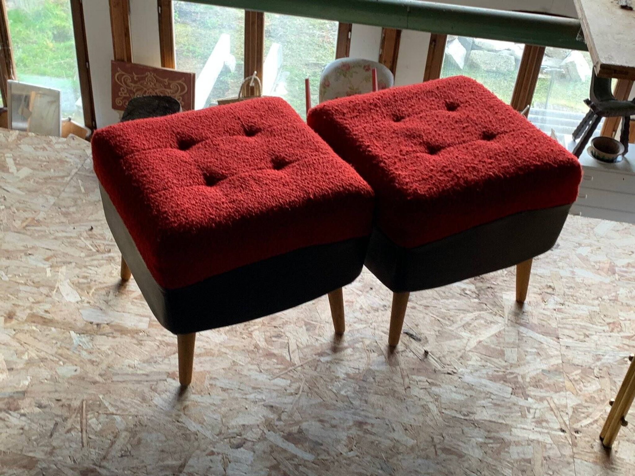 Set of 2 mid-century stools in red and black fabric and faux leather, with light wood legs.