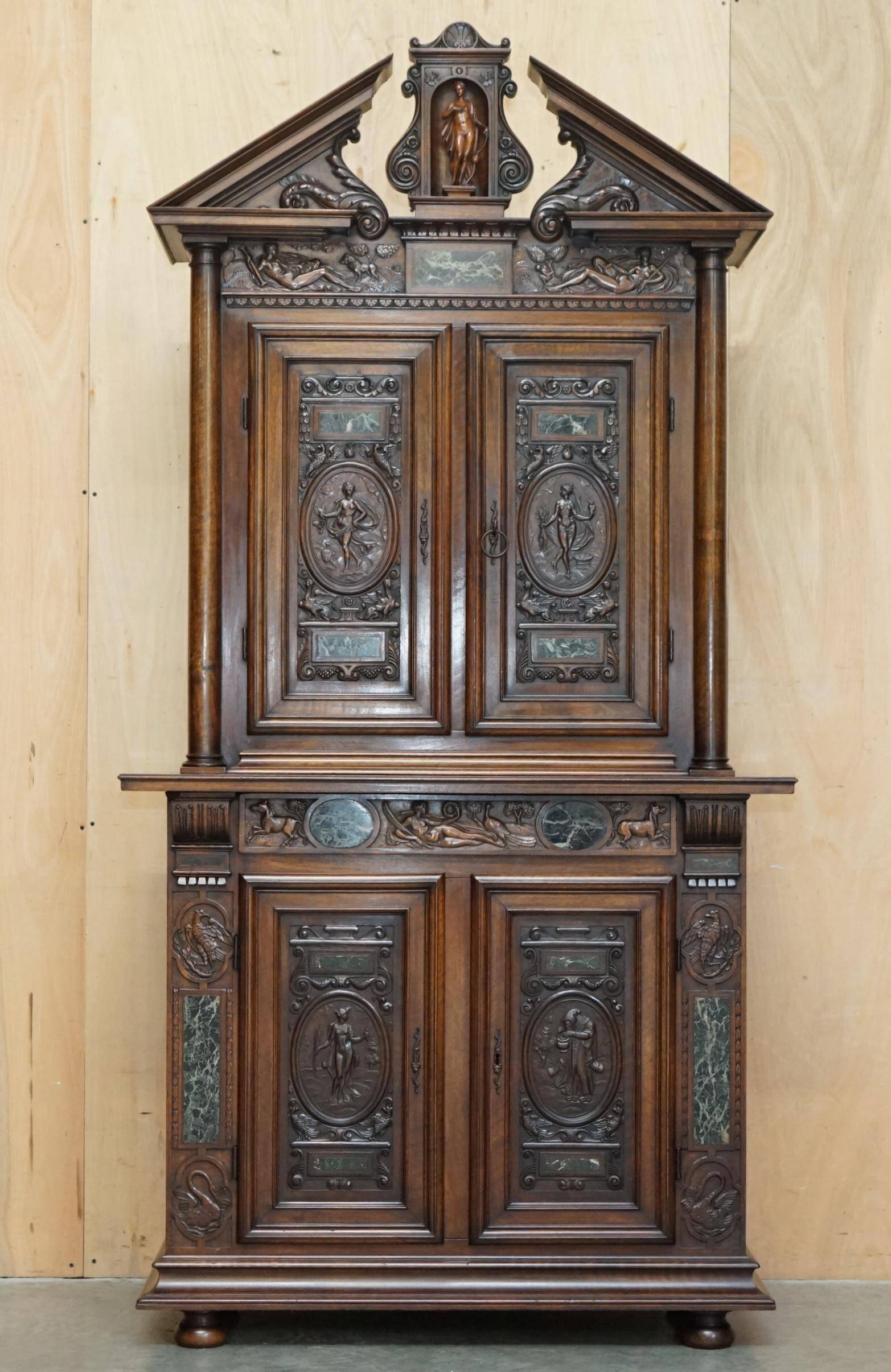Cabinet Louis XIII revival en noyer et marbre sculpté