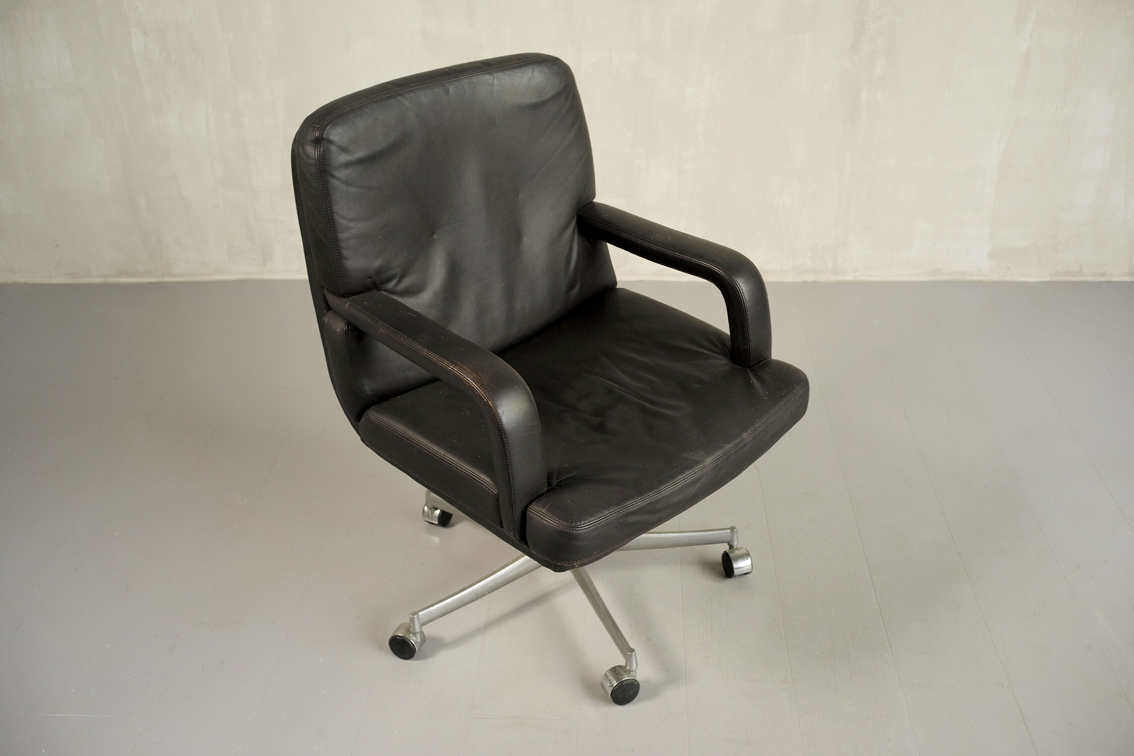 Leather armchair Mobilier International, 1970