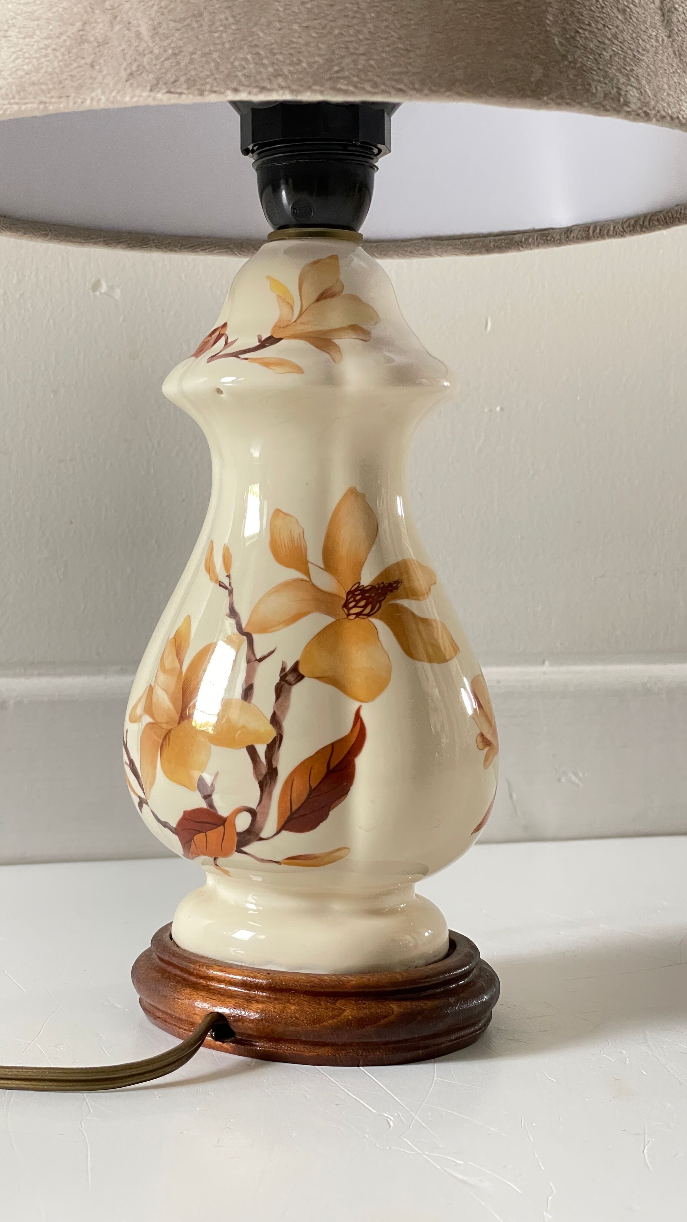 Lamp with vintage ceramic and velvet magnolias