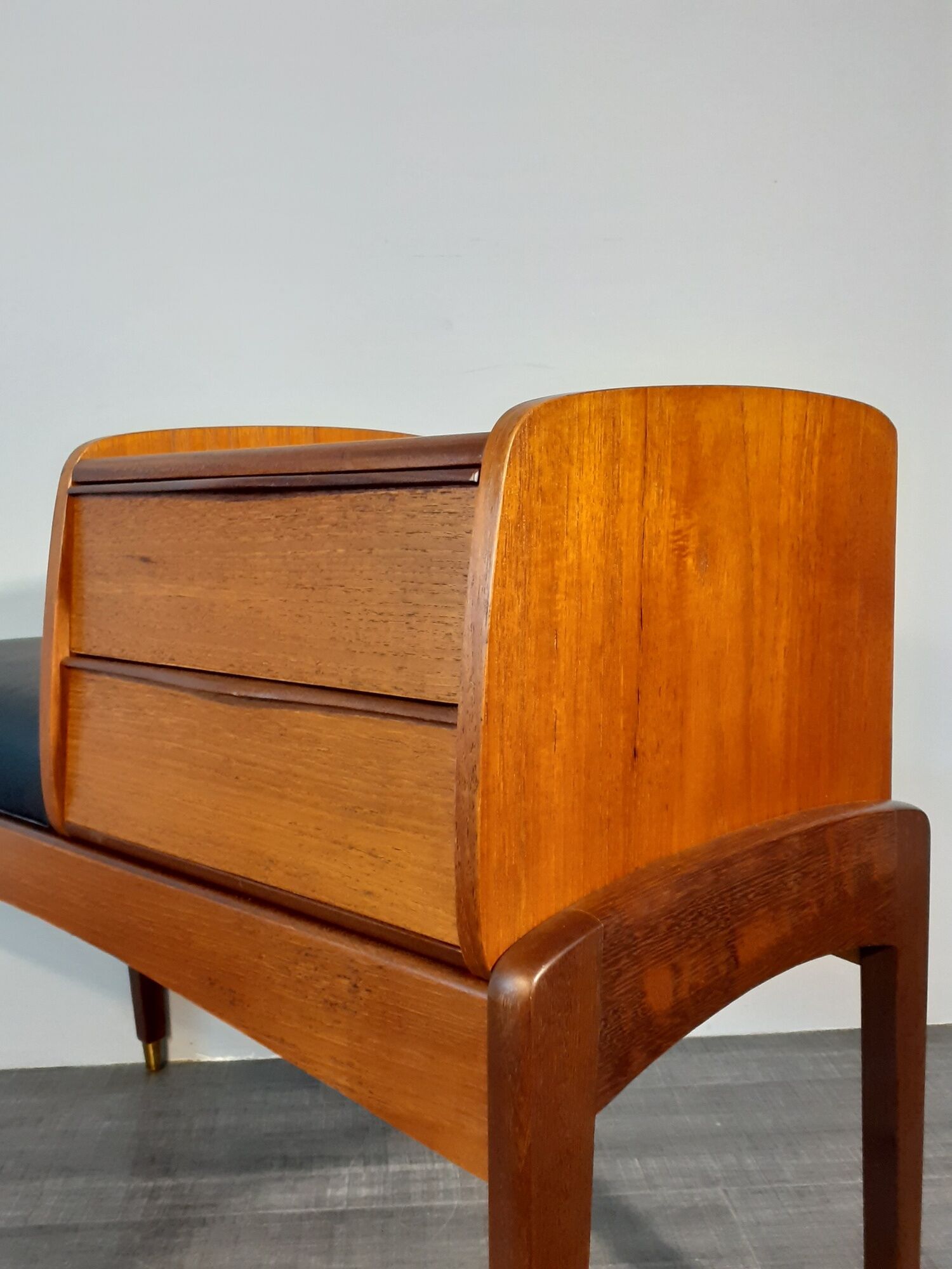 Bench phone 2 drawers in teck and black leather 1970