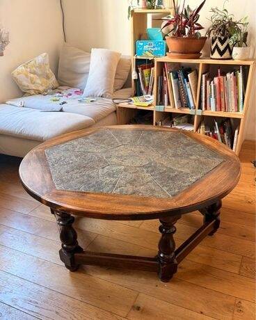 Round coffee table in solid wood & natural stone – diameter 99 cm