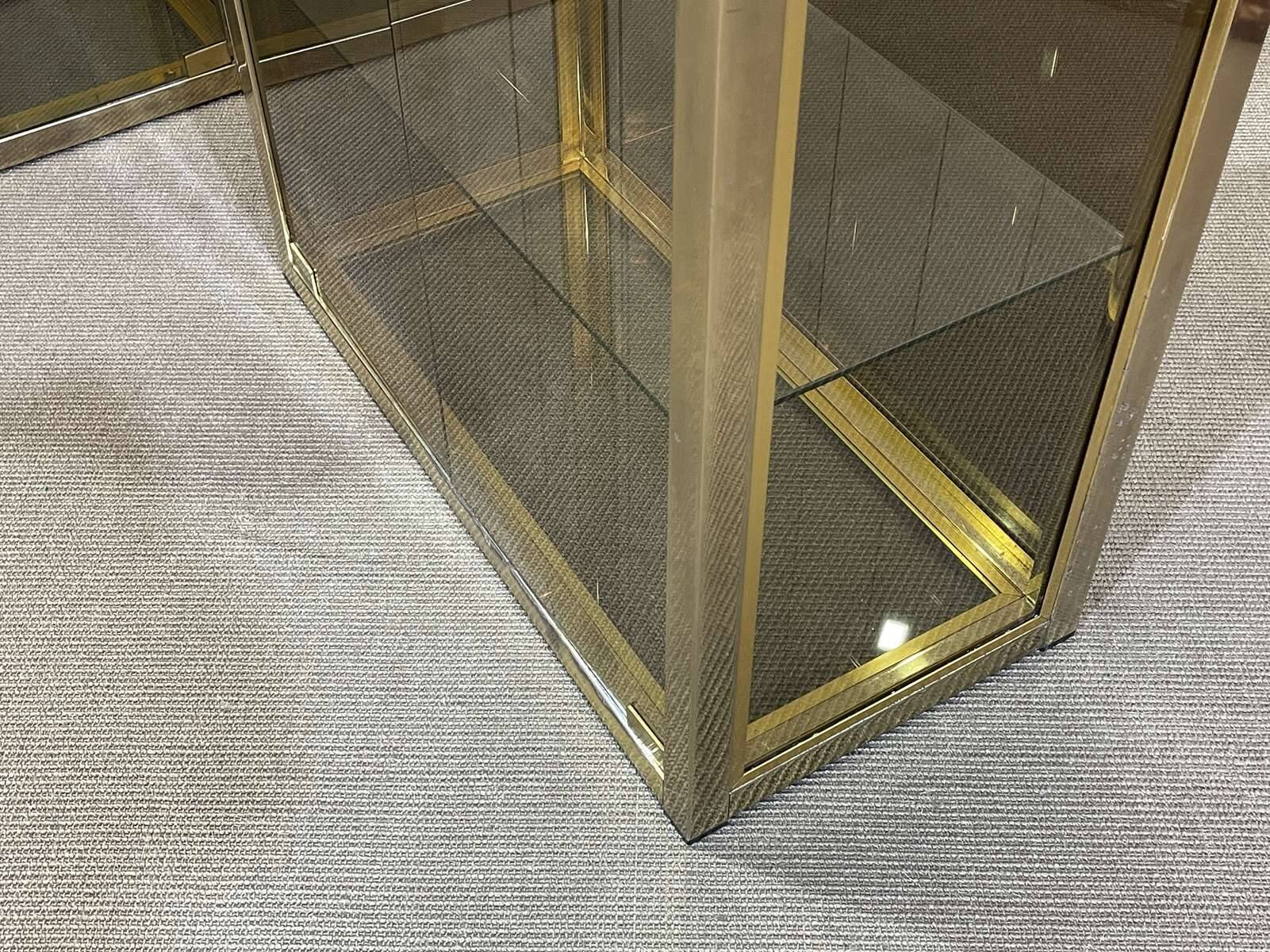 Paire de vitrines d'exposition en chrome doré et verre fumé - années 80