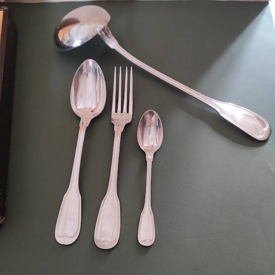 Ménagère de 37 couverts modèle filet, Argenterie