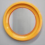Miroir rond italien des années 1970 de la marque Salc, avec cadre en plastique jaune orangé.