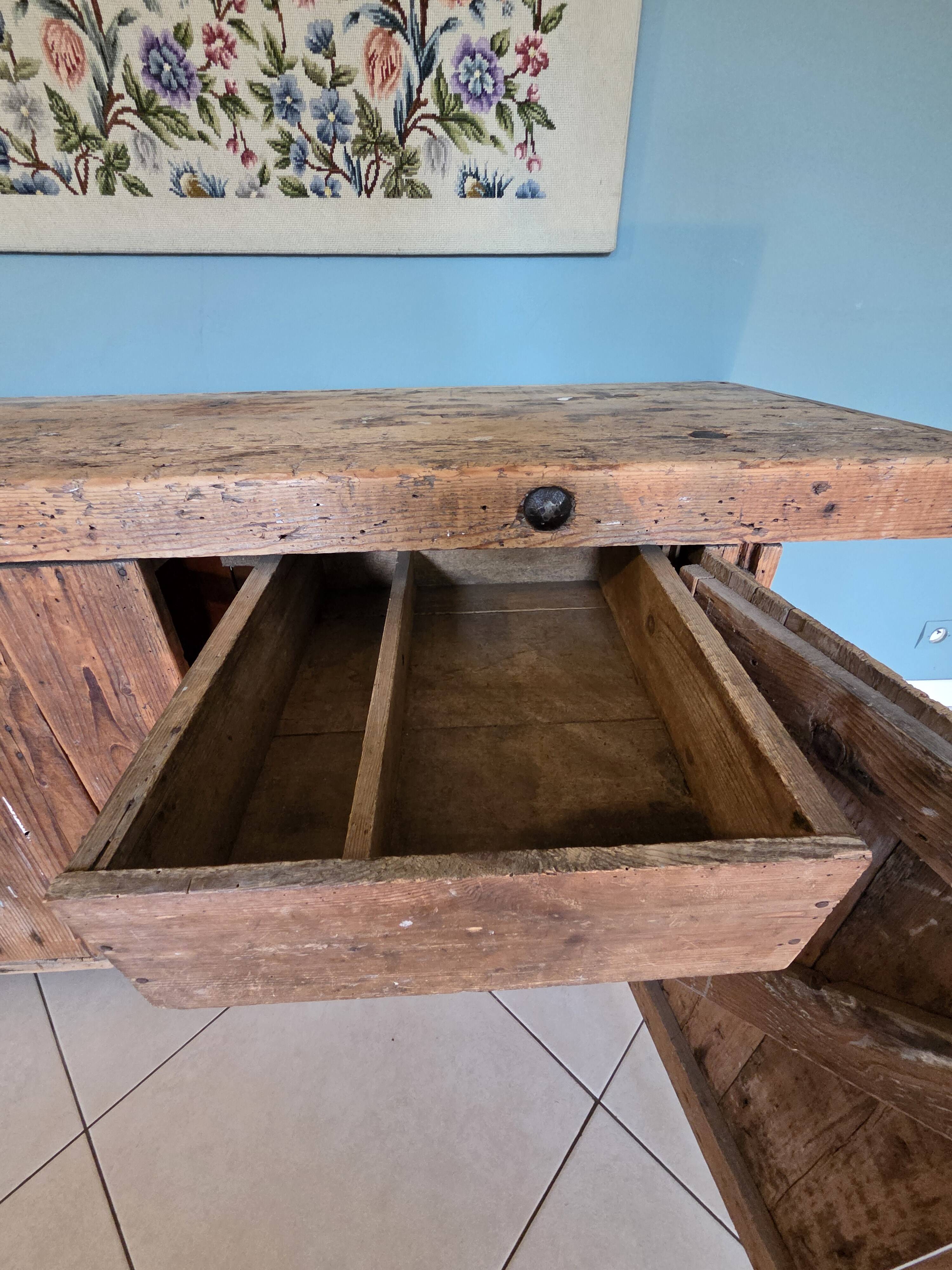 Antique carpenter's workbench in oak and beech - 19th century - Rare model with a cabinet.