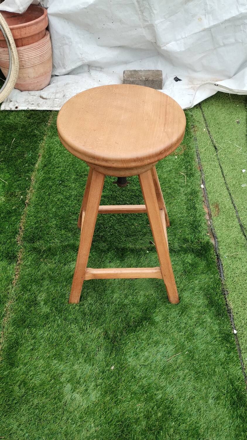 Petit tabouret réglable en bois massif