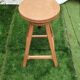 Petit tabouret réglable en bois massif