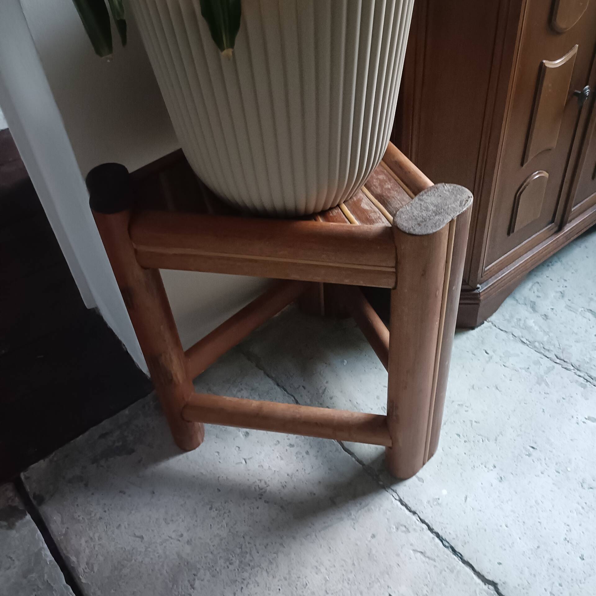 Tabouret en rotin brûlé années 60
