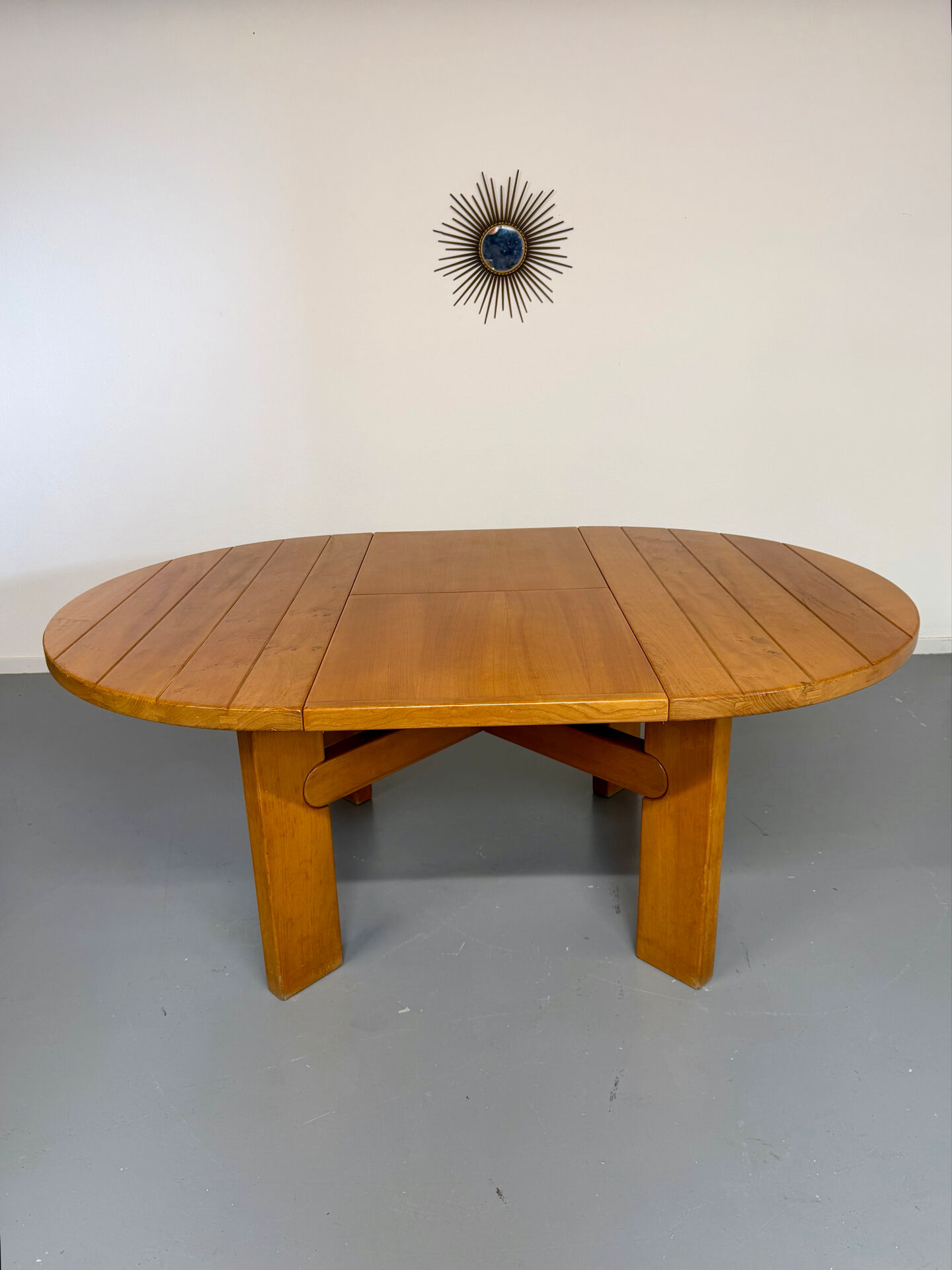 Extendable round table Maison Regain in solid elm, 1970s design.