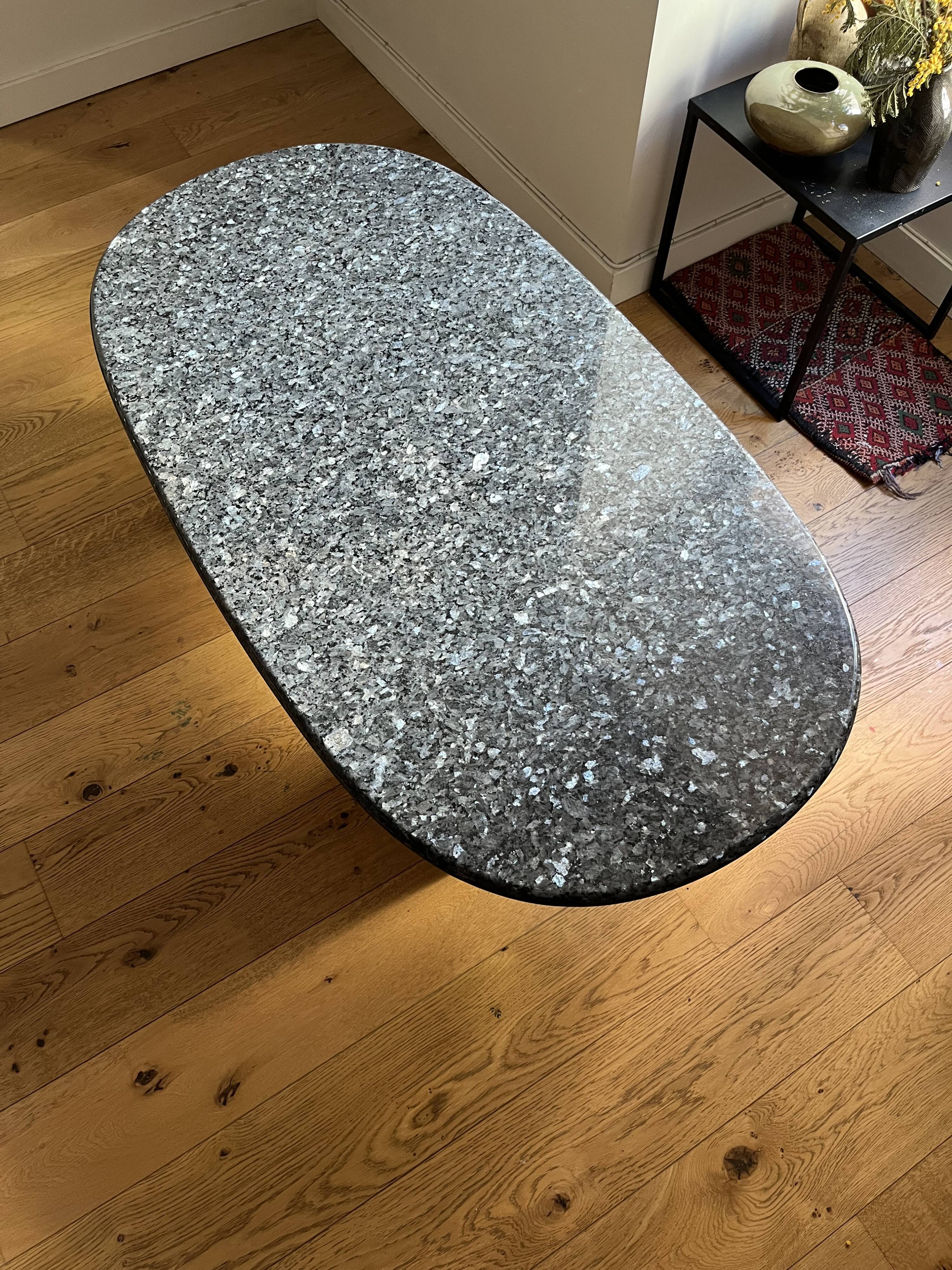 Table basse en granit bleu, circa 1980