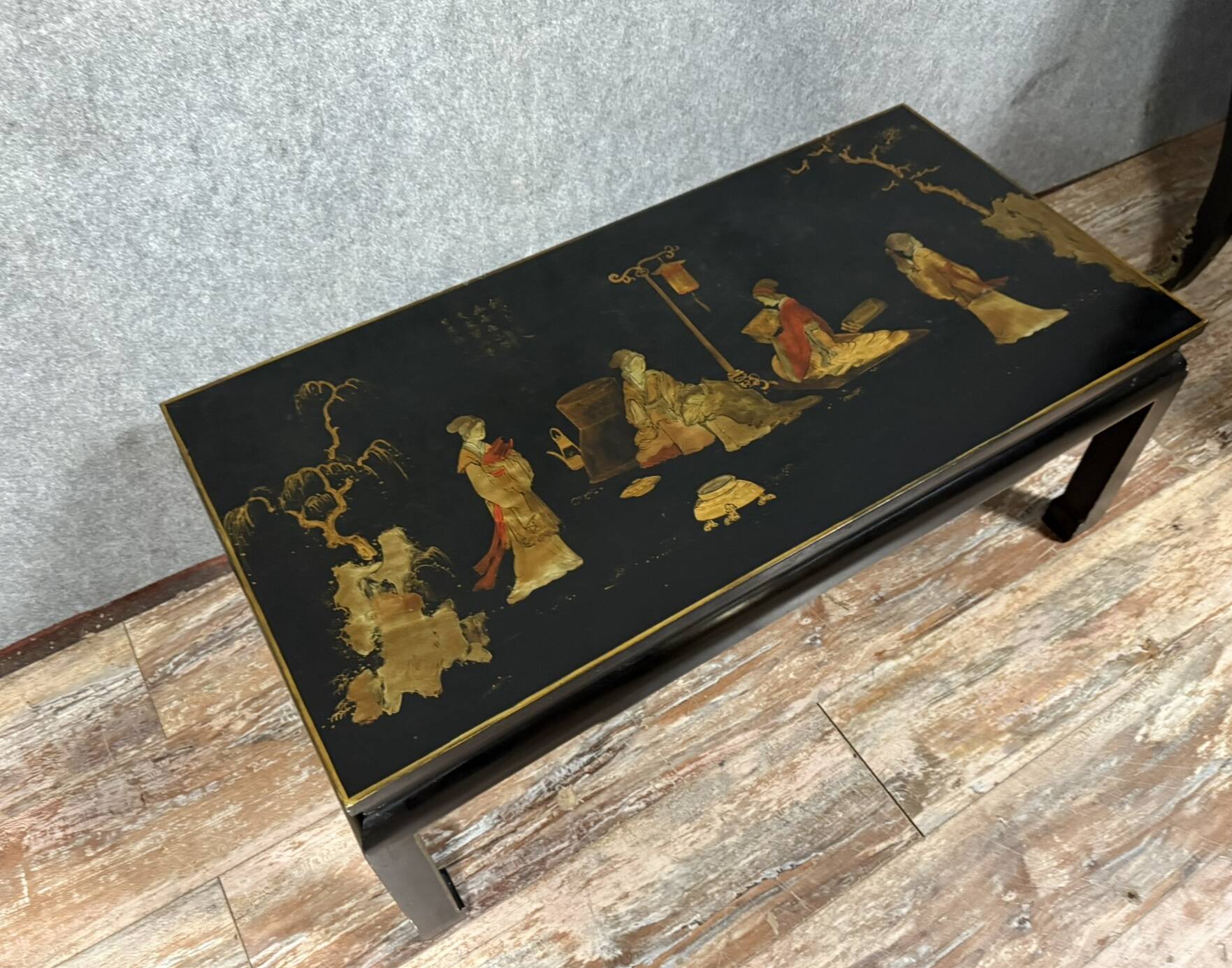 Chinese coffee table in black lacquer and colored mother-of-pearl decorations