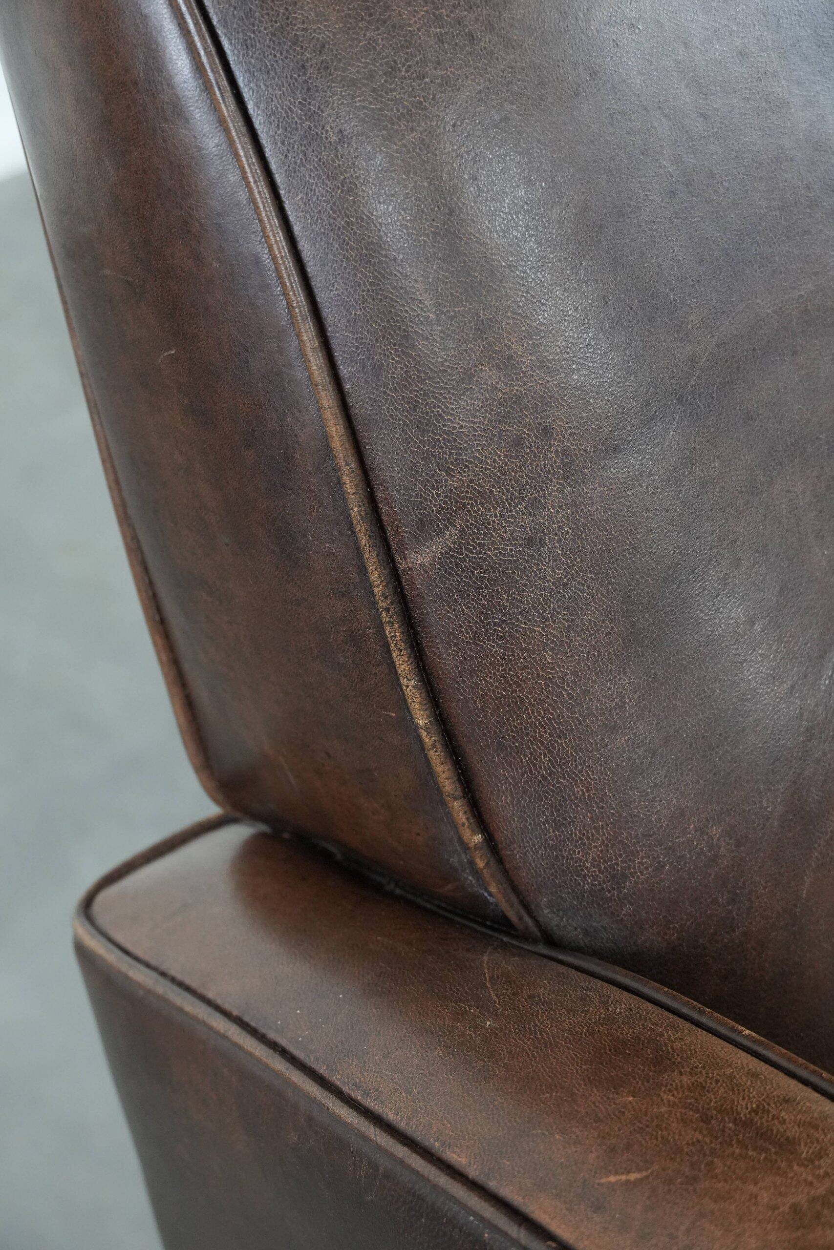 Fauteuil en cuir de mouton élégant et stylé avec un design épuré.