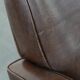 Fauteuil en cuir de mouton élégant et stylé avec un design épuré.