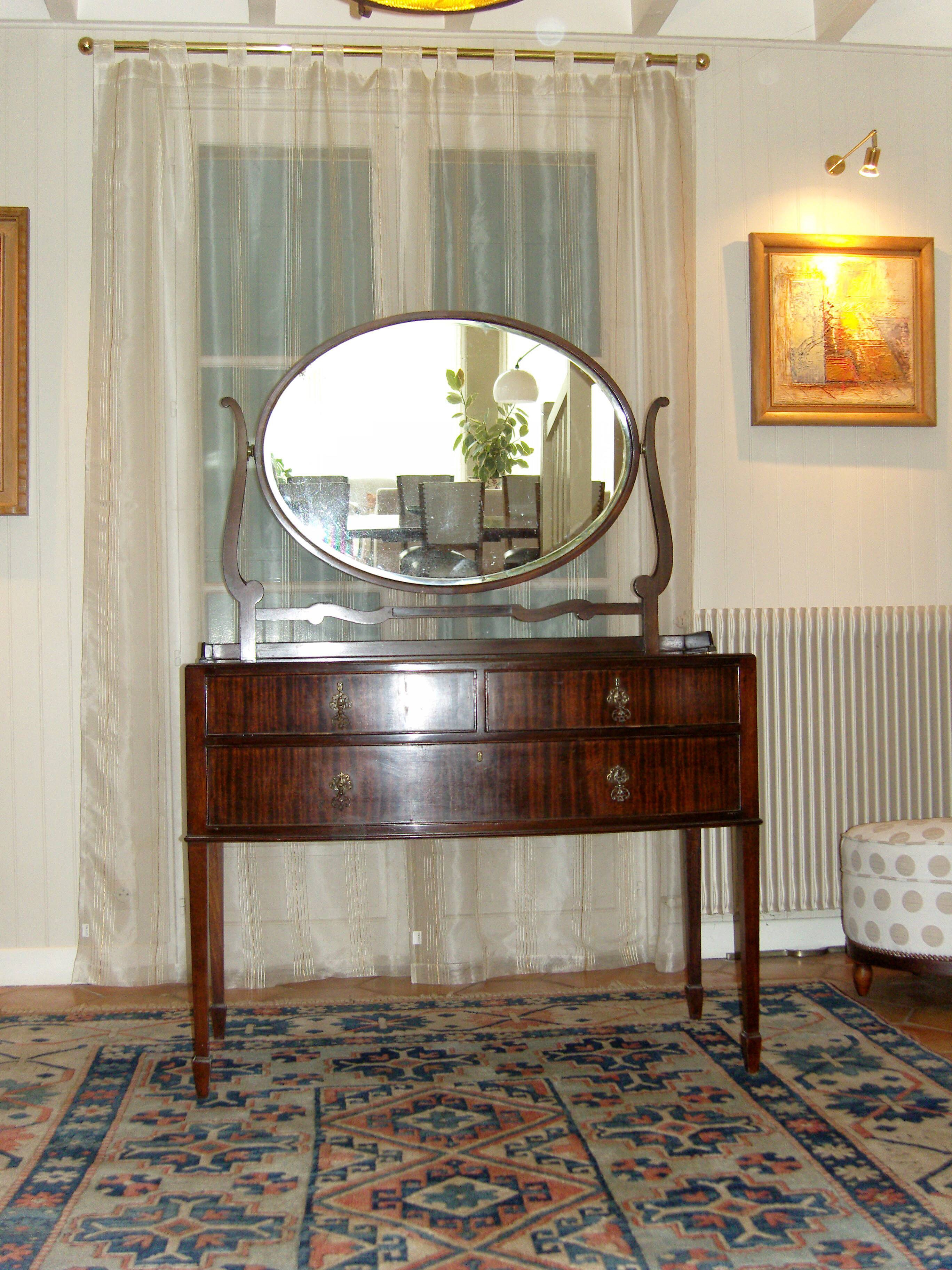 English mahogany chest of drawers