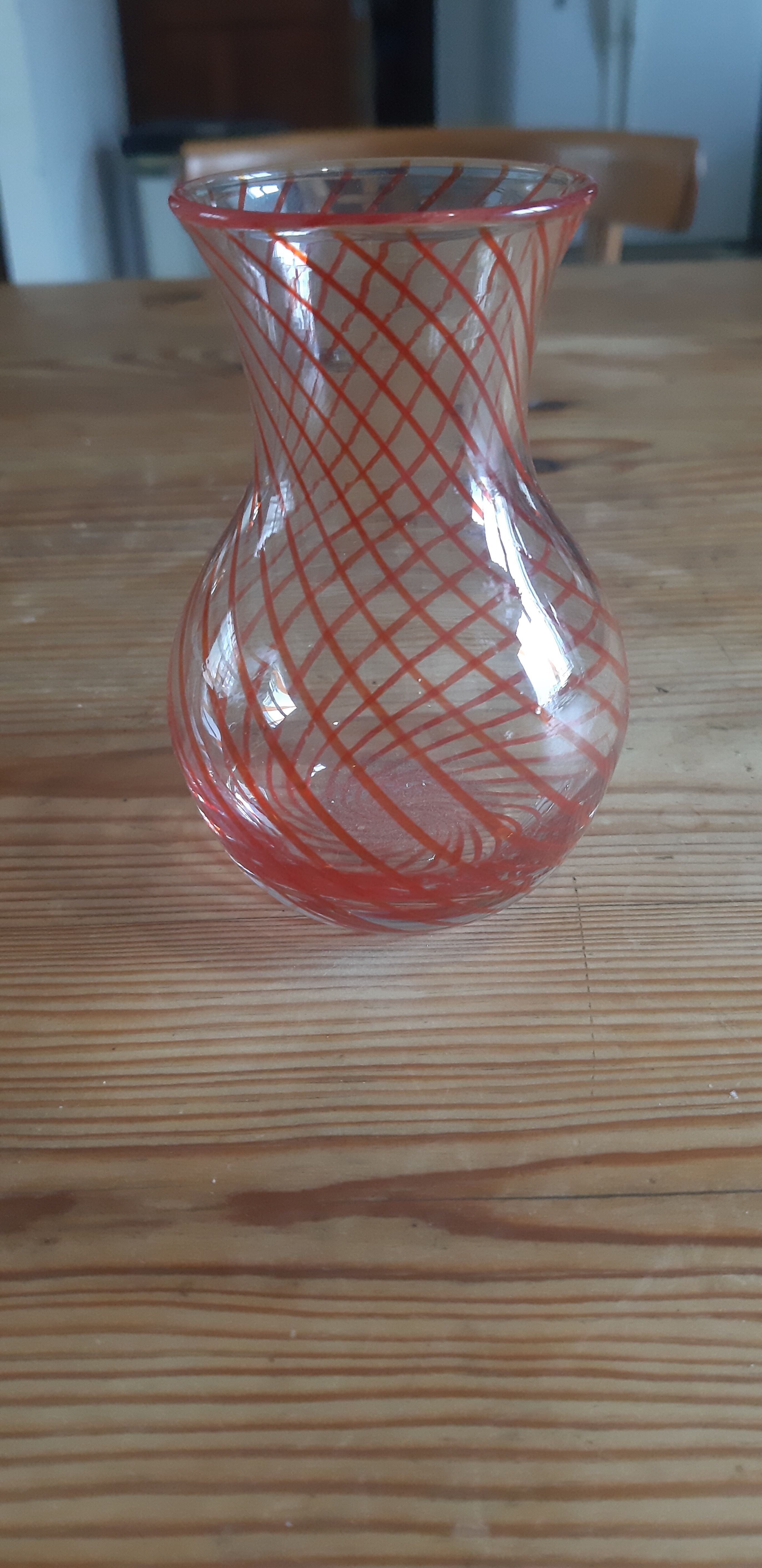 Vase en verre vintage liseré rouge