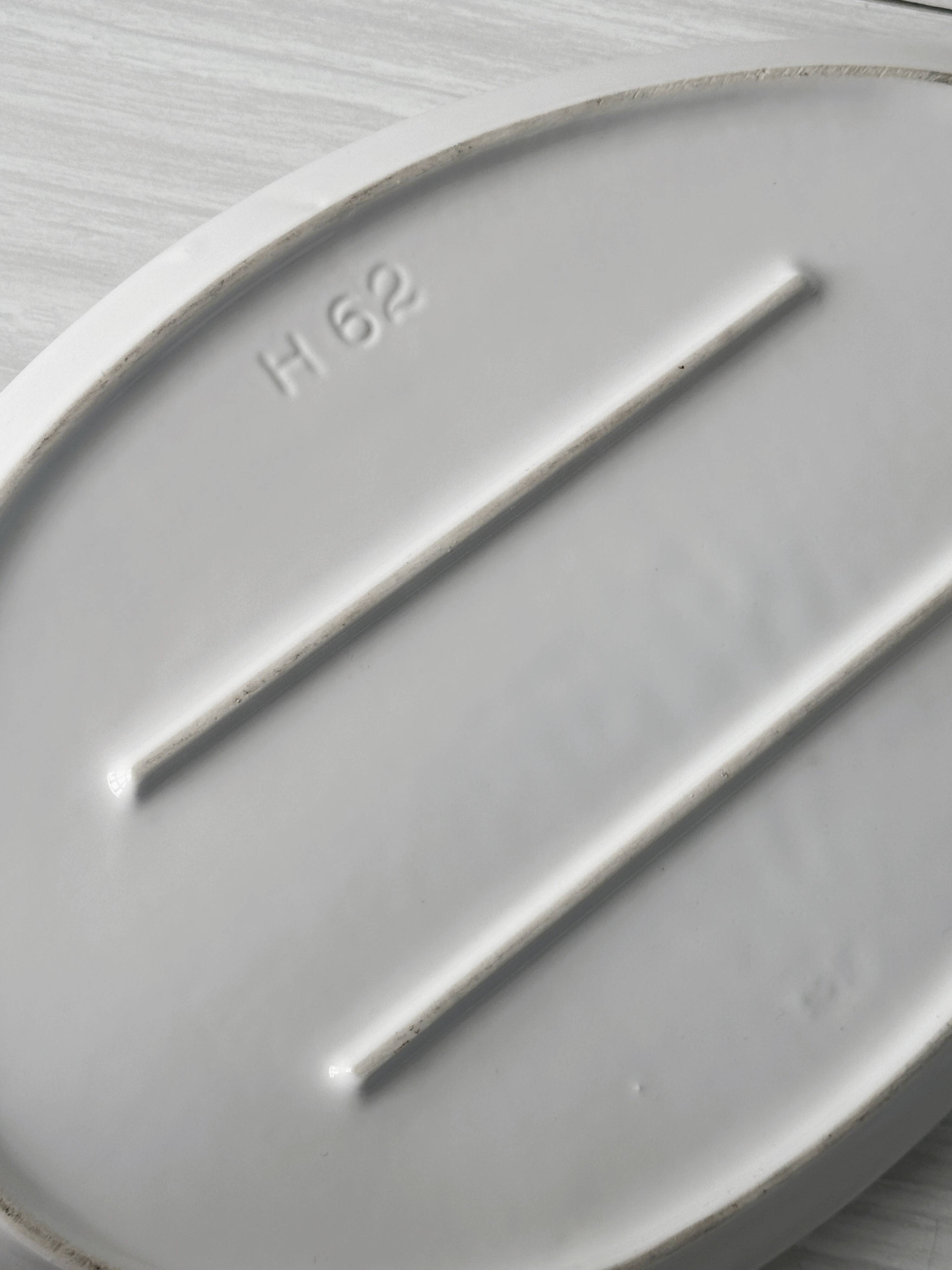 Porcelain goose-shaped dish