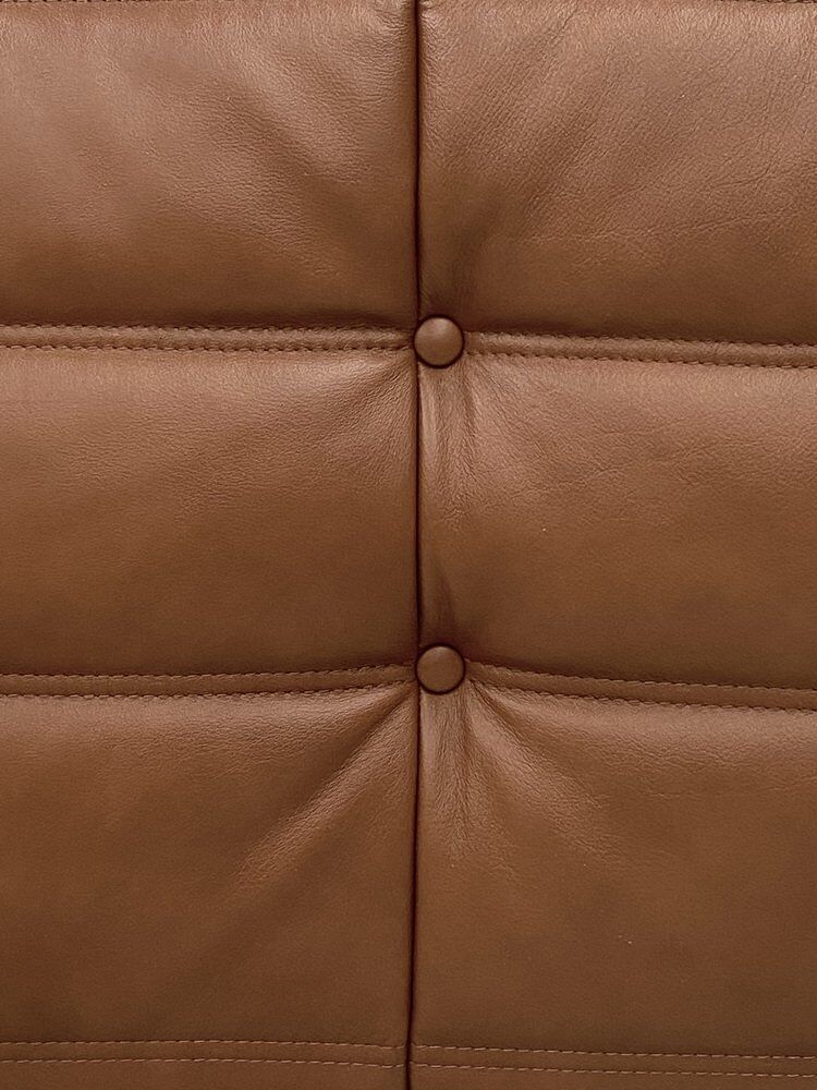 Canapé Togo en cuir marron moyen attribué à Michel Ducaroy pour Ligne Roset.