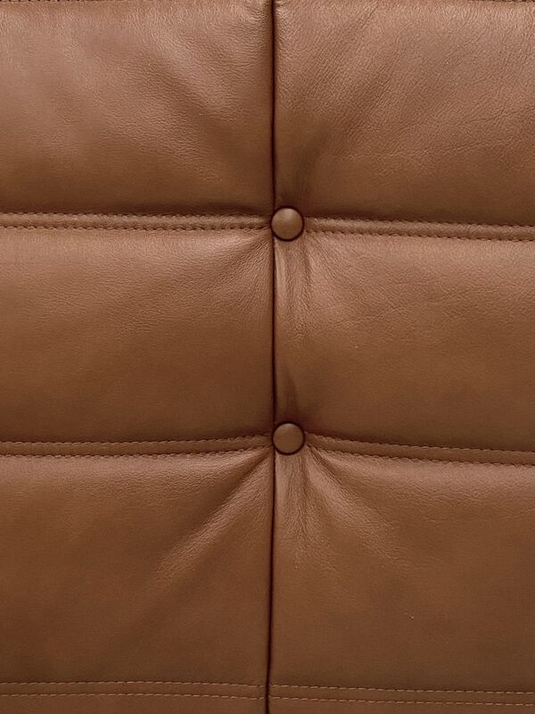 Canapé Togo en cuir marron moyen attribué à Michel Ducaroy pour Ligne Roset.
