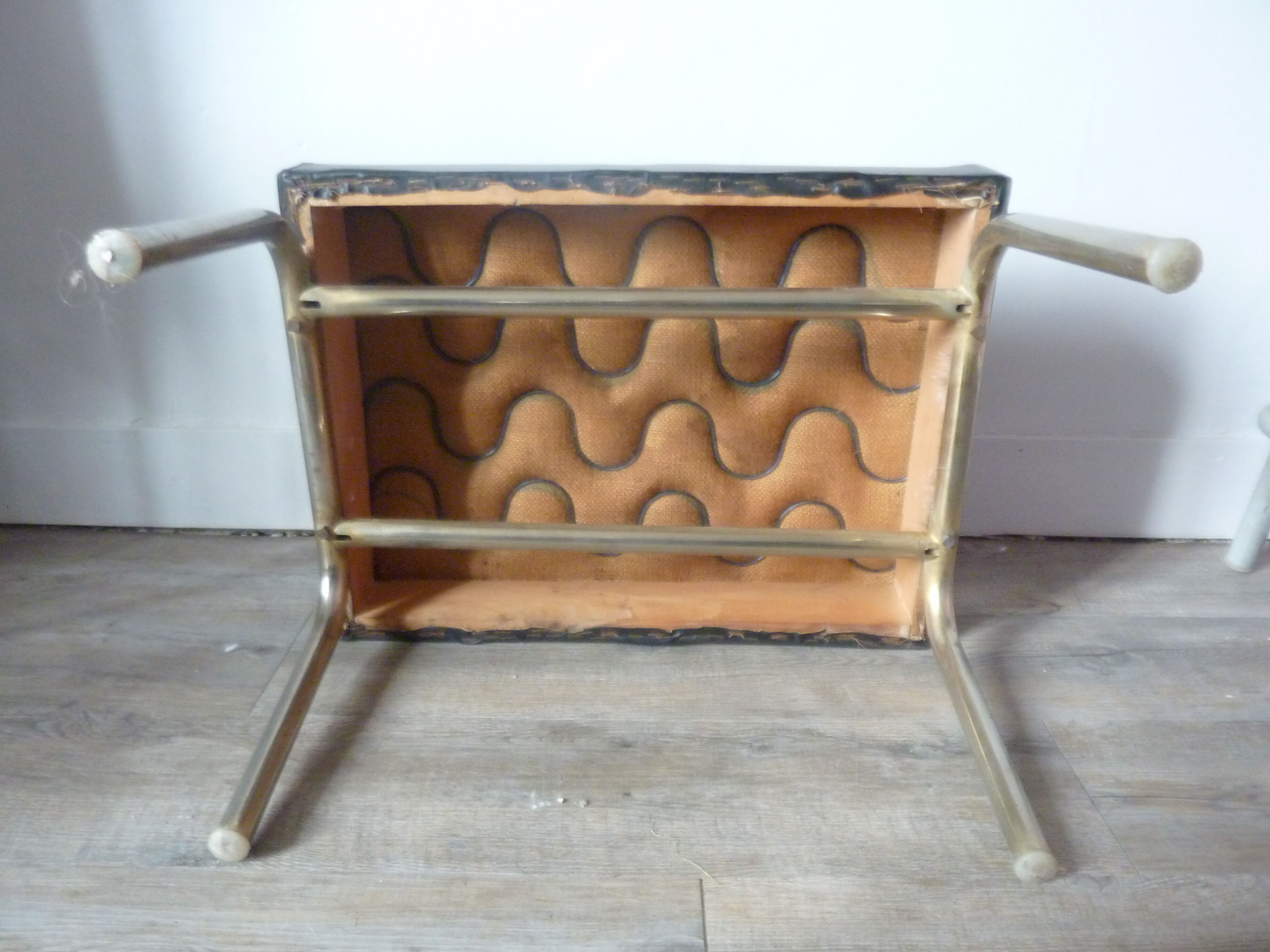 Ottoman foot rest in chrome and black leatherette of the 1950s