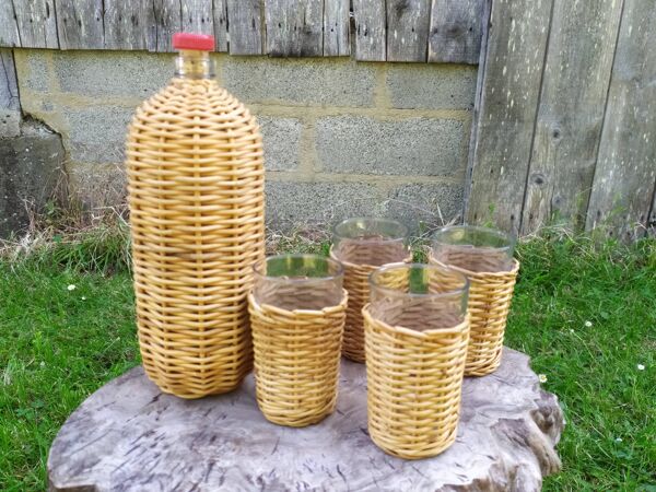 Bouteille et verres en rotin