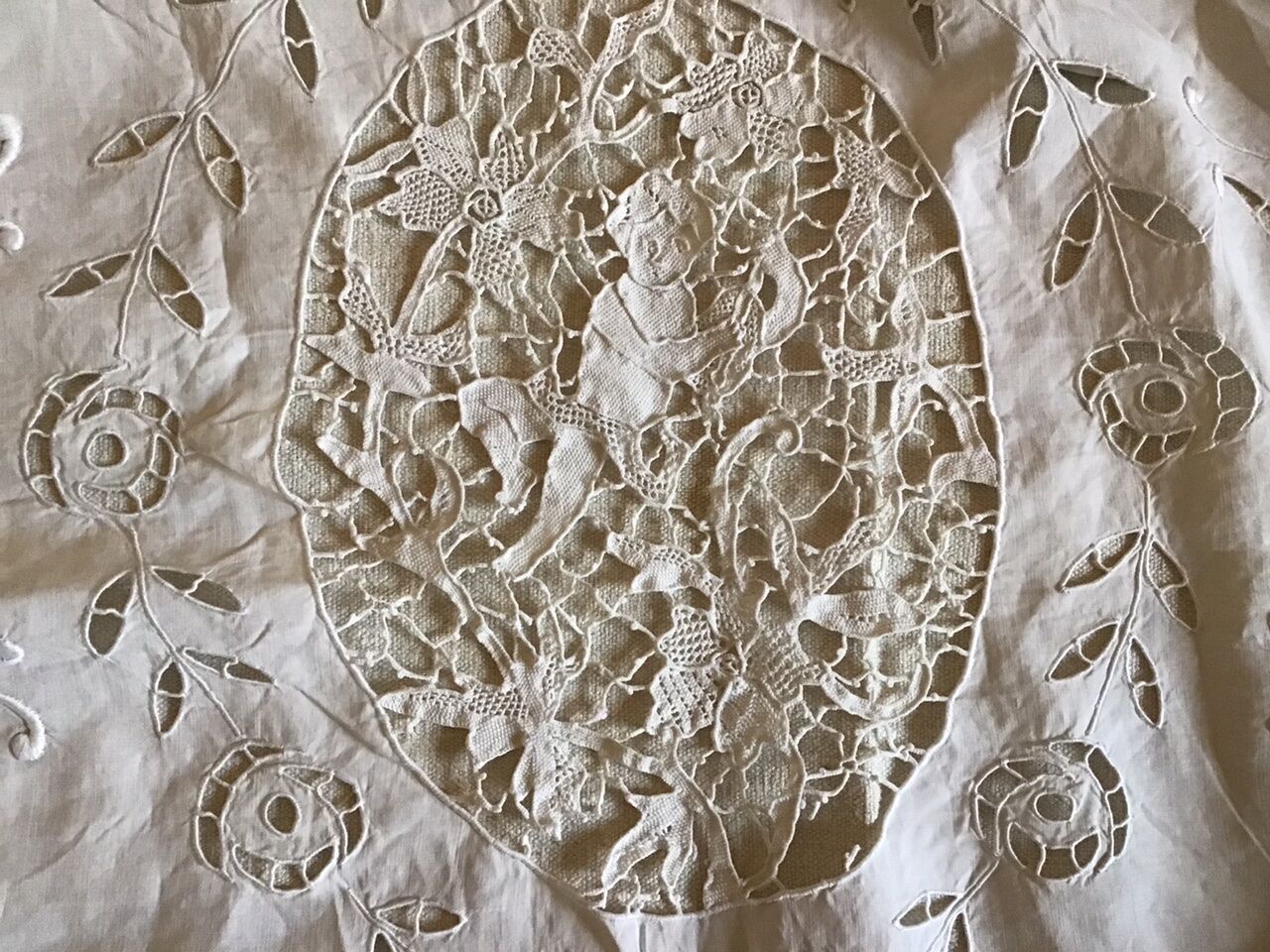 Large ceremonial tablecloth 280x280