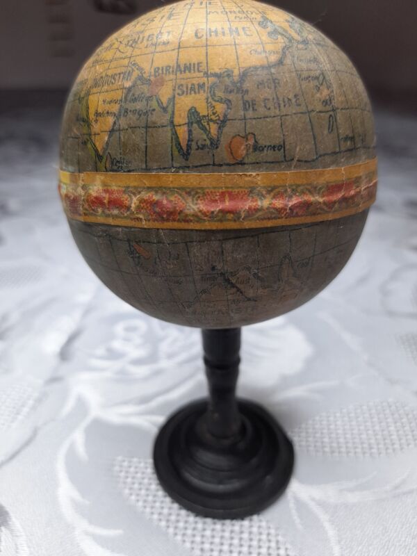 Globe terrestre miniature mappemonde