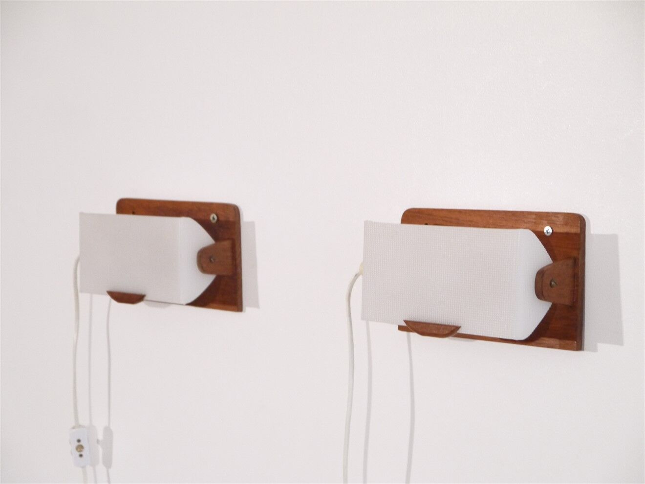 Paire d'appliques vintage scandinave en teck et acrylique