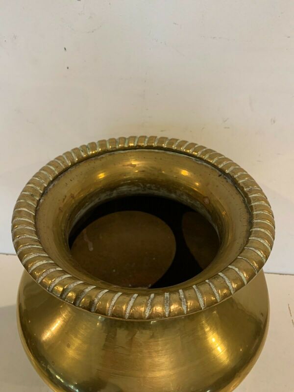 Vase a col en cuivre martelé XX siècle